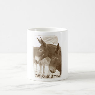 Två pekar av beskådar kaffemugg