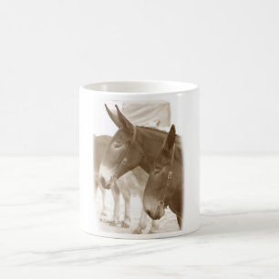 Två pekar av beskådar kaffemugg