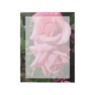 två perfekter blommor från shock rosa ro. kärlek anteckningsblock