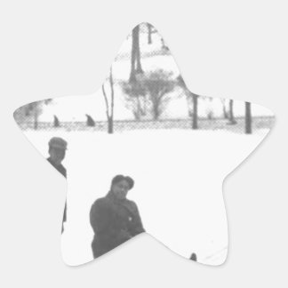 Två pojkar som slår två flickor på leder stjärnformat klistermärke
