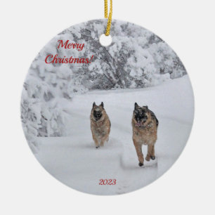 Två Räddingar Tyska Shepherd Hundar som går i Snö Julgransprydnad Keramik