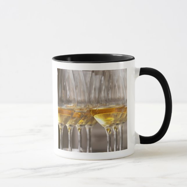 två rader vintillbehör med smakglasar mugg (Höger)
