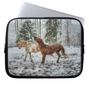 Två Ranch-hästar som spelar i Snö-hästfoto 3 Laptop Fodral