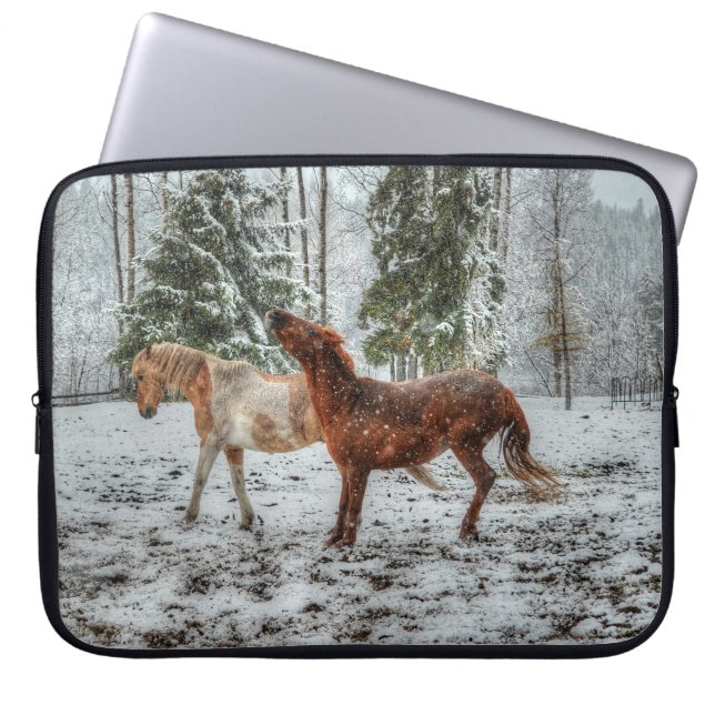 Två Ranch-hästar som spelar i Snö-hästfoto 3 Laptop Sleeve (Framsidan)