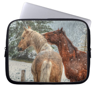 Två Ranch-hästar som spelar i Snö-hästfoto Laptop Fodral