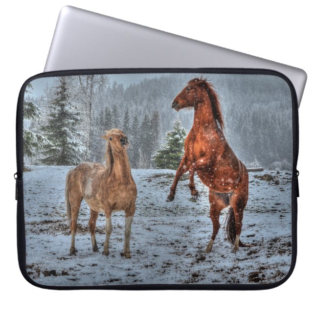 Två Ranch-hästar som spelar i Snö-hästfoto Laptop Sleeve (Framsidan)