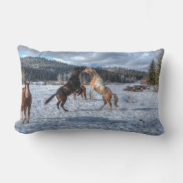 Två Ranch Horses-matcher i Winter Snö Lumbarkudde