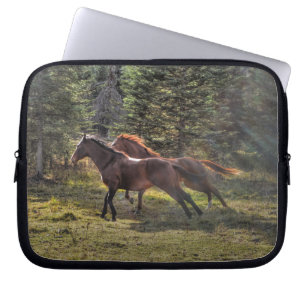 Två Ranch Horses Runin Forest Laptop Fodral