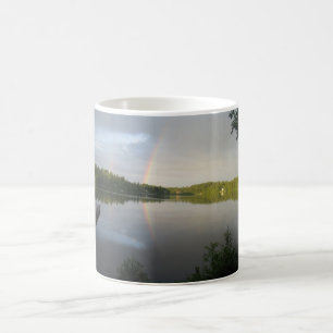 Två regnbågar över den pristine sjömuggen kaffemugg