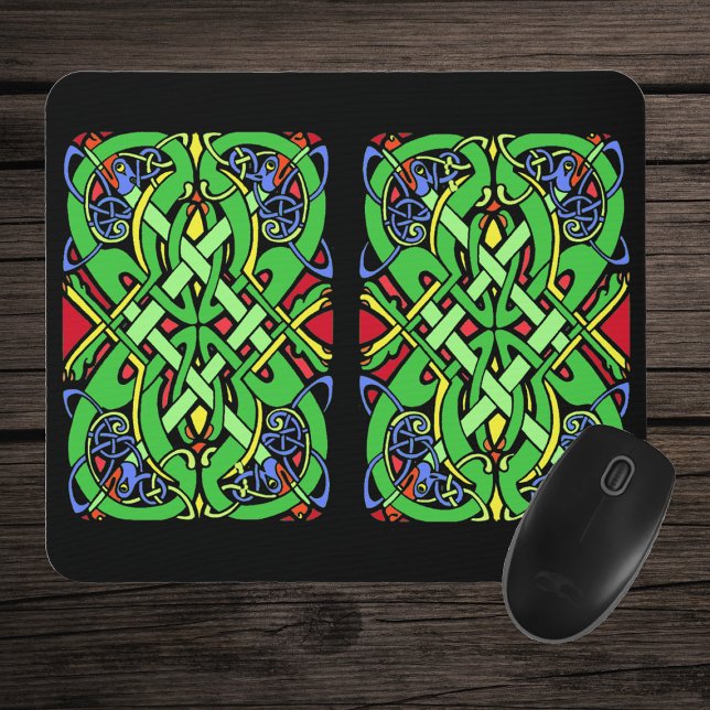 Två rektangulära irländska keltiska designade på s musmatta (Fancy Irish Celtic knot design in greens, blue and red on black mousepad.)