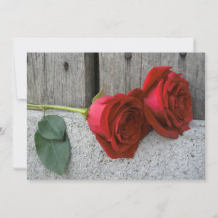 Två Röd ros & Barn Wood Wedding bjudande Inbjudningar