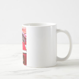 Två röda Chevy Impalas med ljus Kaffemugg