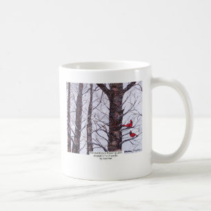 Två röda fåglar i vinter kaffemugg