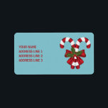 Två röda och vita Polkagrisar med text Adressetikett<br><div class="desc">Desteis ursprungliga illustration av två röda och vita stripade jular i candy cane är dekorerad med en röd båge och en julklapp/en gemensam hollfabrik. Bakgrunden färg är blå. Det finns också ett anpassningsbara textområde.</div>