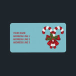 Två röda och vita Polkagrisar med text Adressetikett<br><div class="desc">Desteis ursprungliga illustration av två röda och vita stripade jular i candy cane är dekorerad med en röd båge och en julklapp/en gemensam hollfabrik. Bakgrunden färg är blå. Det finns också ett anpassningsbara textområde.</div>