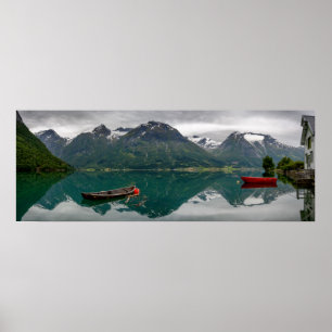 Två roddbåtar med reflektion i sjö poster