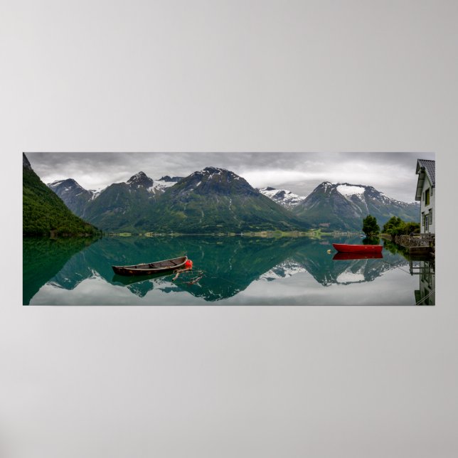 Två roddbåtar med reflektion i sjö poster (Framsidan)