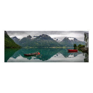 Två roddbåtar med reflexion i ett sjötryck fototryck