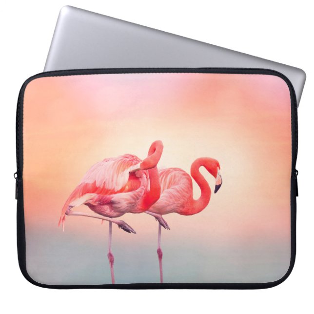 Två Rosa flamingos i vatten vid sunsetflamingo. Laptop Fodral (Framsidan)