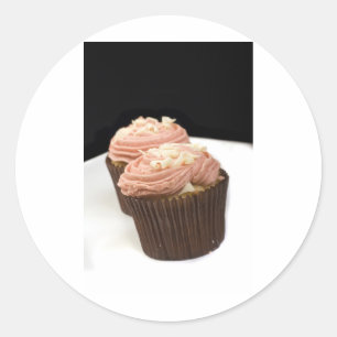 två rosa muffinsar runt klistermärke