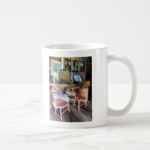 Två rosa stolar i lanthandel kaffemugg