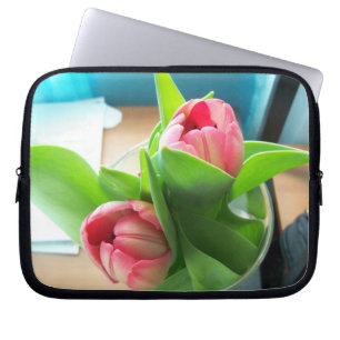 två rosa-tulpaner på laptop sleeve
