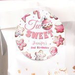 Två Rosor från Sweet Girl Cookie jul 2:a födelseda Runt Klistermärke<br><div class="desc">Sprid tacksamhet och glädje med vår "Two Sweet"-Rosa Cookie-julklapp 2:a födelsedagsgamla klassiska rondeller! Den perfekt som avslutar beröring för att uttrycka din uppskattning. Köp nu och tillför ett litet sötningsmedel till dina tacksamma favoriter!</div>