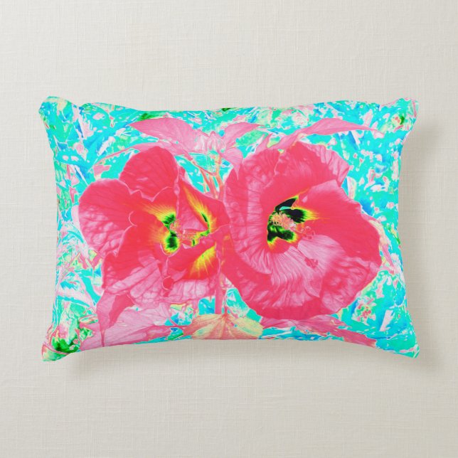 Två Rosy Red Coral Plum Crazy Hibiscus på Aqua Prydnadskudde (Framsidan)