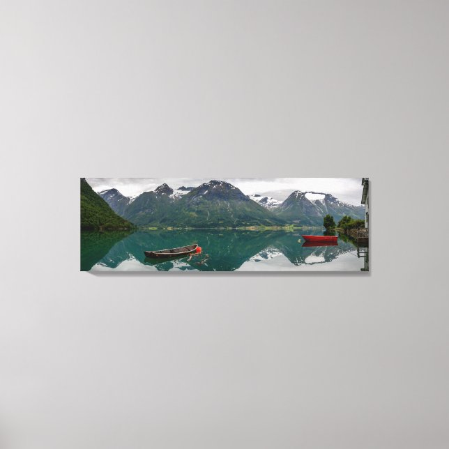 Två rowbåtar med reflektion i en kanvas i sjö (Framsida)