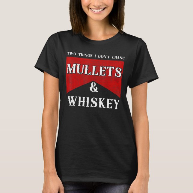 Två Sak jag inte chase Mullets och Whiskey T Shirt (Framsida)