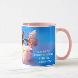 Två Sakura Flowers på Blue Mugg