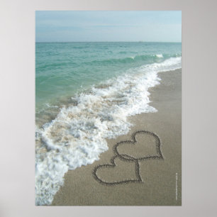 Två Sandhjärtor på stranden, romantiskt hav Poster