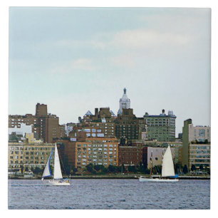 Två segelbåtar mot Manhattan Skyline Kakelplatta