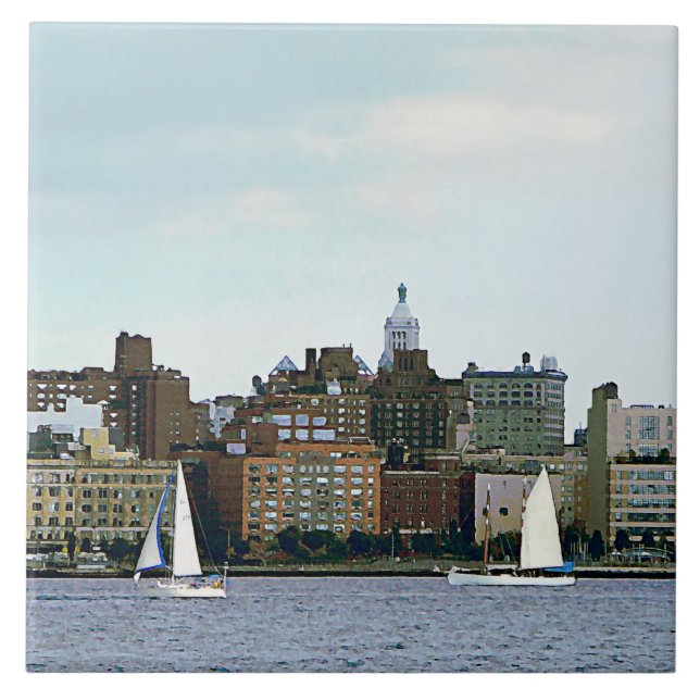 Två segelbåtar mot Manhattan Skyline Kakelplatta (Framsidan)