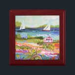 Två segelbåtar och stuvning minnesask<br><div class="desc">Två segelbåtar och stuga I av Karen Fält. Roligt med blommor,  träd,  stuga och segelbåtar ute på vatten.</div>