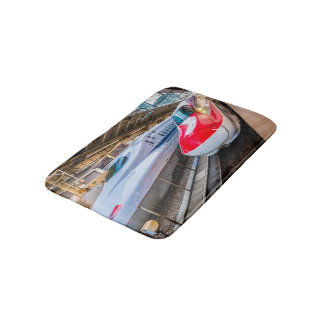 Två Shinkansen vid Tokyo Station Badrumsmatta