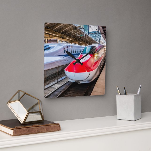 Två Shinkansen vid Tokyo Station Fyrkantig Klocka (Kontor)