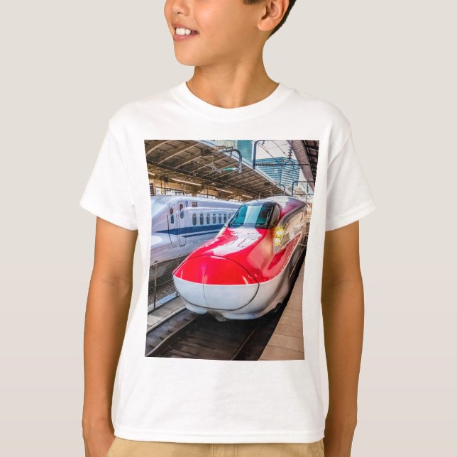 Två Shinkansen vid Tokyo Station T Shirt (Framsida)