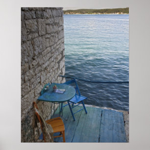 två sittplatser i havet vid en liten ytterkafé, poster