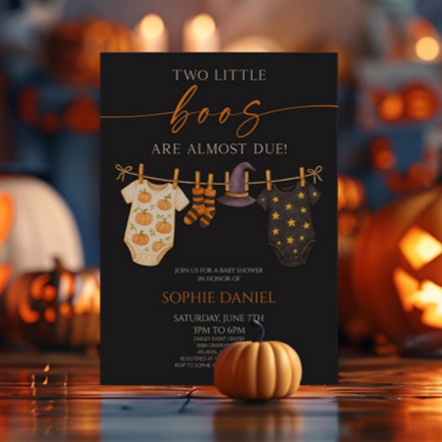 Två små boon är snart klara! Twillingar Babykläder Inbjudningar (Skapare uppladdad)