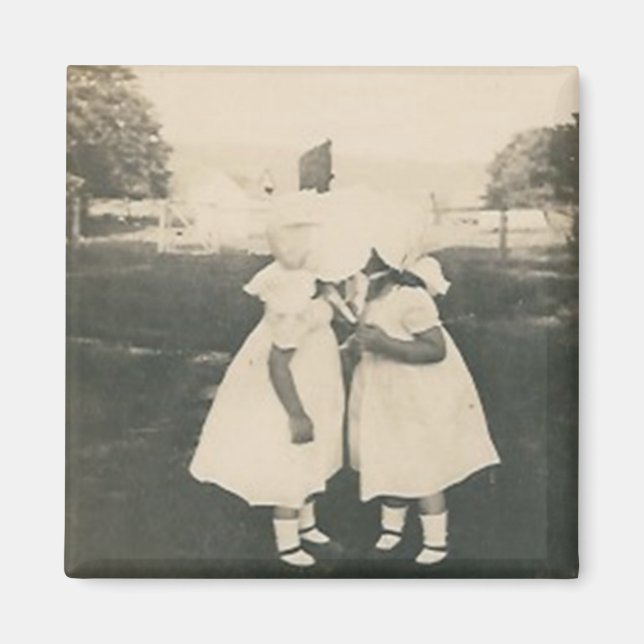 Två små flickor kysser magnet (Framsidan)