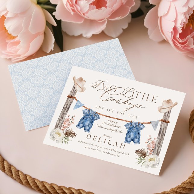 Två små tvillingpojkar är på väg att visa sig vara inbjudningar (Two Little Twin Cowboys Are on The Way Baby Shower Invitation)