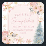 Två små Twillingar för vinter- i Snöflingor babykl Fyrkantigt Klistermärke<br><div class="desc">Två små Snöflingor är på väg! Elegant Rosa Winter Twillingars Baby Shower Party Party Favor Stickers!</div>
