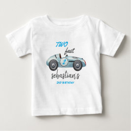 Två snabba blå tävlingsbil 2-års inbjudan t shirt