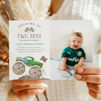 Två snabba gröna monstertruck födelsedagsfoto inbjudningar