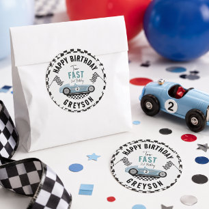 Två snabba racerbilspojke 2-års födelsedagsfest runt klistermärke
