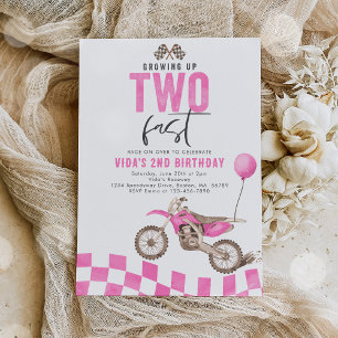 Två snabba Rosa Dirt Bike Girl Birthday Inbjudningar