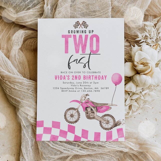 Två snabba Rosa Dirt Bike Girl Birthday Inbjudningar (Skapare uppladdad)