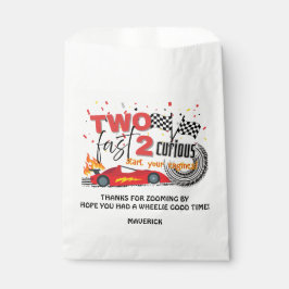 Två snabba Tävling-bilars rödfödelsedag