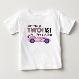 Två snabba två nyfikna Rosa racerbil Födelsedagsba T Shirt